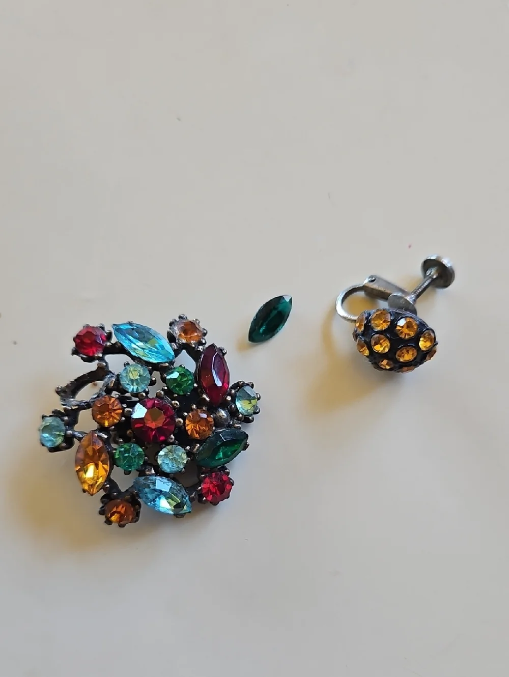 Assortment Of Vintage And Newer Earrings All Need Someting For Parts Or Singly - Picture 8 of 10